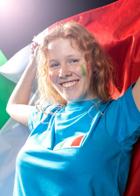 Smiley-Frau, die die italienische Flagge hält