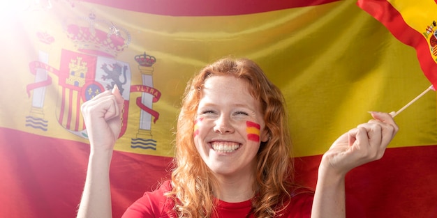 Smiley-Frau, die die spanische Flagge hält