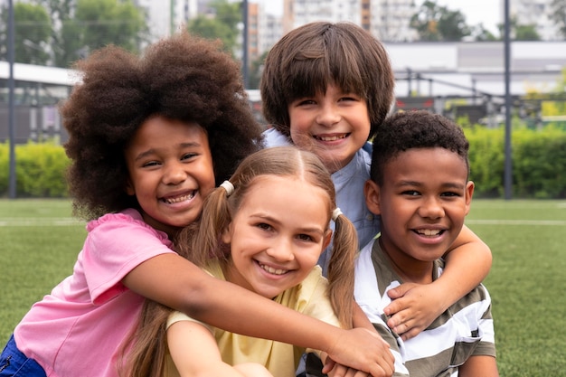 Smiley-Kinder mit mittlerer Aufnahme, die zusammen posieren