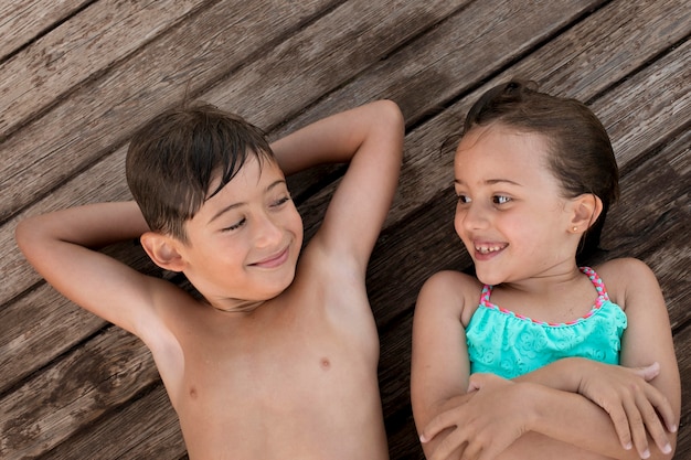 Kostenloses Foto smiley-kinder mit mittlerer aufnahme im freien