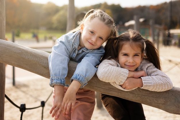 Kostenloses Foto smiley-mädchen mit mittlerer aufnahme im freien