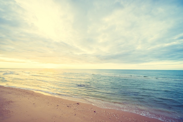 Kostenloses Foto sonnenaufgang am strand und meer