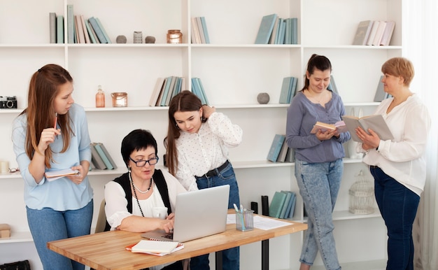 Kostenloses Foto soziale frauenversammlung mit verschiedenen aktivitäten