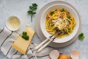 Kostenloses Foto spaghetti mit parmesan flach legen