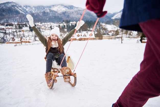 Kostenloses Foto spielen sie draußen im schnee mit papa