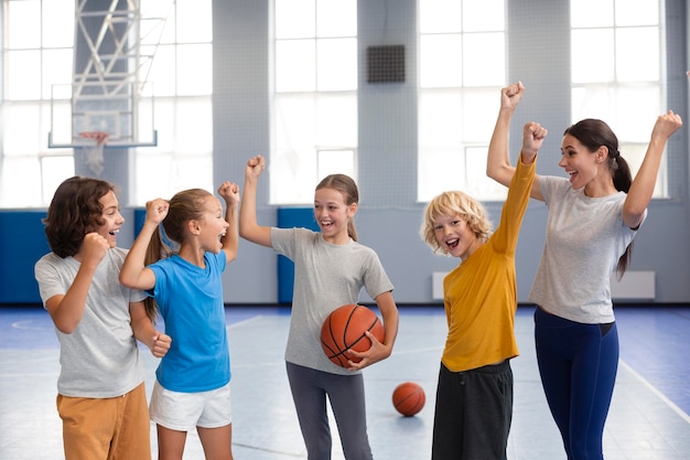 Kostenloses Foto sportlehrerin mit ihren schülern