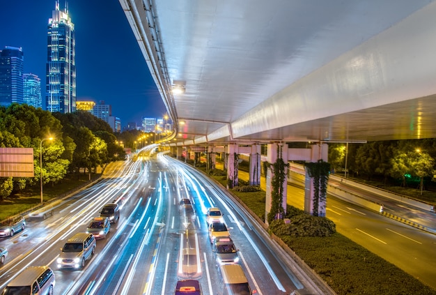 Kostenlose Foto stadtansicht in der nacht mit verkehr und weg licht.