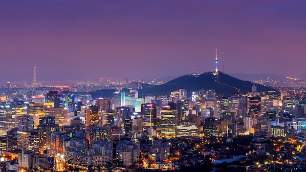 Kostenloses Foto stadtbild der innenstadt bei nacht in seoul, südkorea.