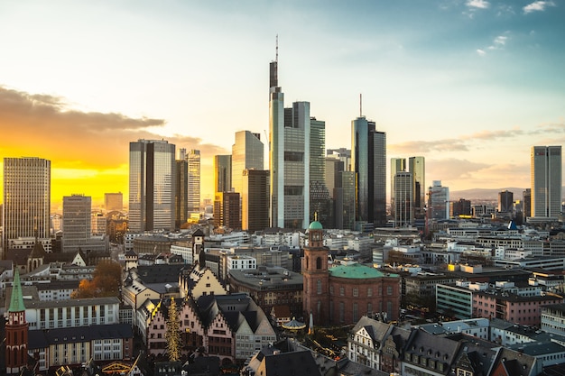 Kostenloses Foto stadtbild von frankfurt bedeckt in modernen gebäuden während des sonnenuntergangs in deutschland