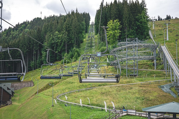 Kostenloses Foto standseilbahn in den bergen im ferienort