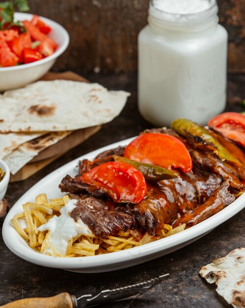 Steak mit frischen Tomaten und Paprika