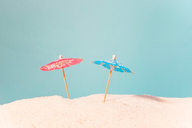 Kostenloses Foto strand mit bunten sonnenschirmen