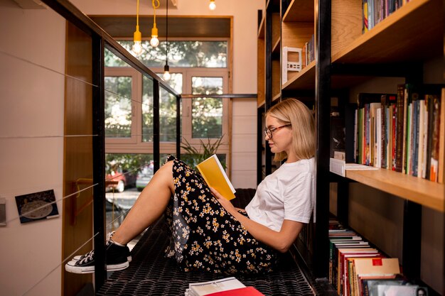 Student liest ein Buch in der Bibliothek