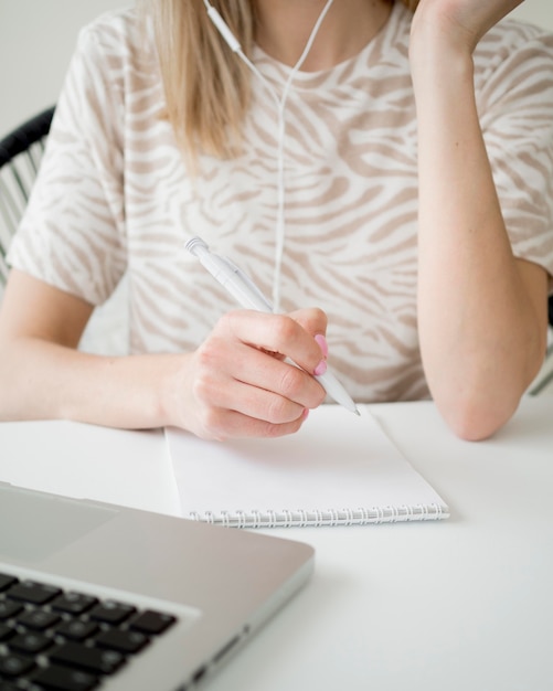 Kostenloses Foto student macht sich notizen aus dem online-kurs