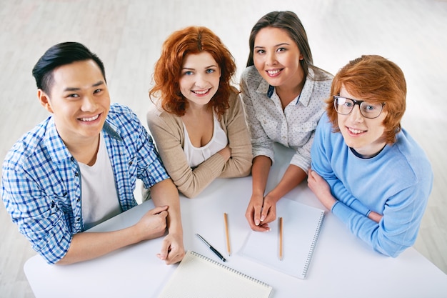 Kostenloses Foto studenten als team in der schule arbeiten