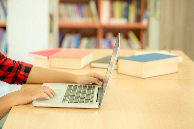 Kostenlose Foto studenten, die sich auf bildung in der bibliothek konzentrieren