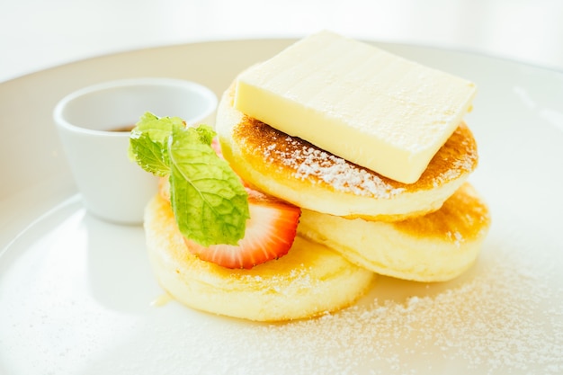 Kostenloses Foto süßer dessertpfannkuchen mit butter und erdbeere