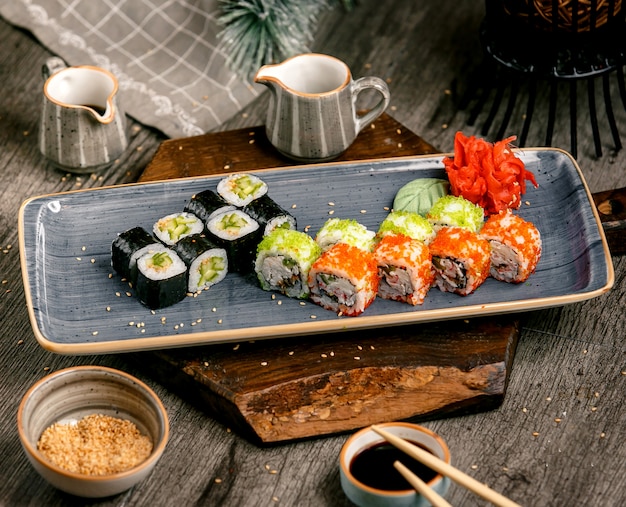 Kostenloses Foto sushi auf den tisch gestellt