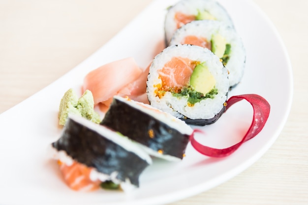 Kostenloses Foto sushi roll lachs maki