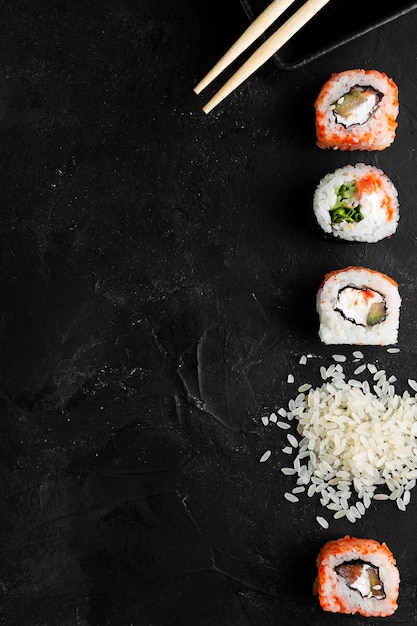 Kostenloses Foto sushi-rollen im kopierbereich