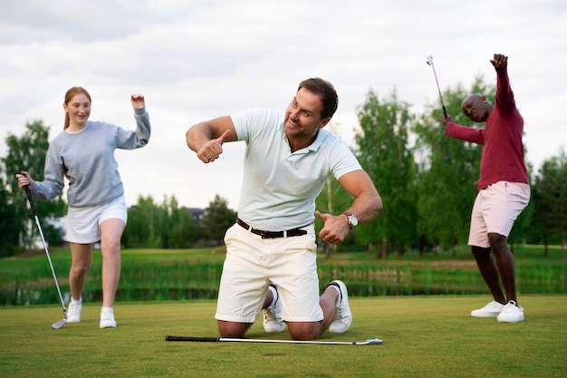 Kostenlose Foto szene mit freunden auf dem golfplatz