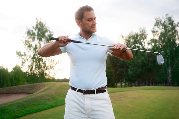 Kostenlose Foto szene mit mann auf dem golfplatz