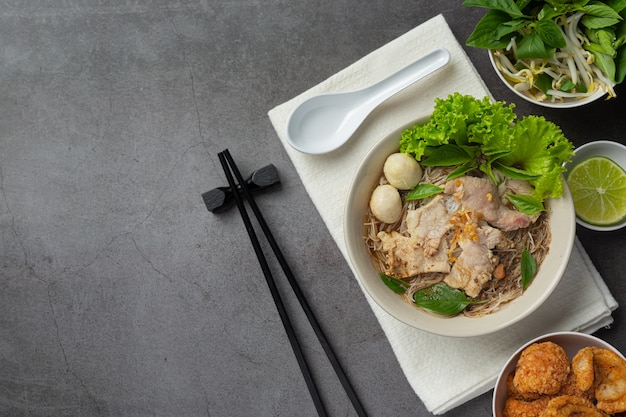 Kostenloses Foto thai essen. nudeln mit schweinefleisch, fleischbällchen und gemüse