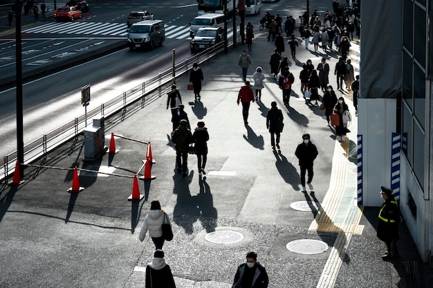 Kostenloses Foto tokyo-leute, die auf die straße reisen