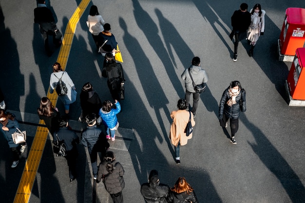 Kostenloses Foto tokyo-leute, die auf die straße reisen