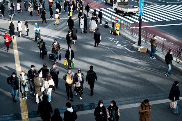 Kostenloses Foto tokyo-leute, die auf die straße reisen