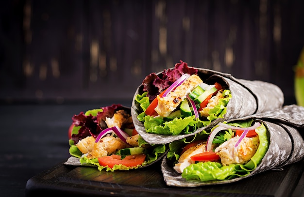 Kostenlose Foto tortilla mit tintenfisch mit hühnchen und gemüse