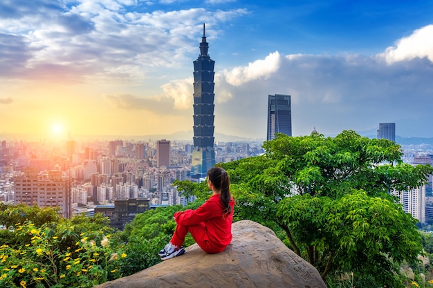 Kostenloses Foto touristenfrau, die blick auf berge in taipei, taiwan genießt.