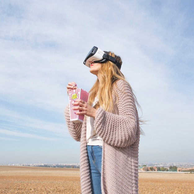 Träumendes Mädchen in VR-Gläsern in der Landschaft