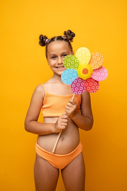 Kostenloses Foto tragender bikini des netten mädchens