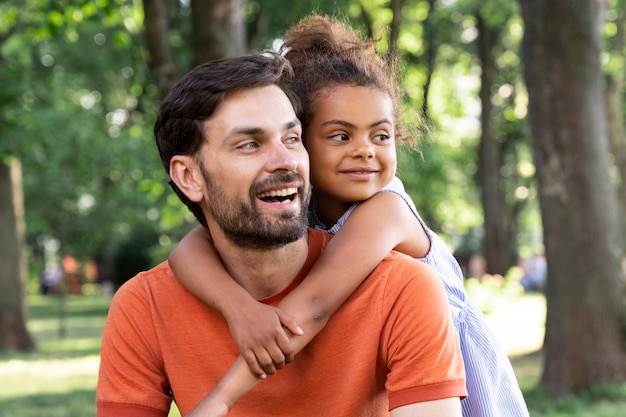 Vater verbringt Zeit zusammen mit seinem Mädchen im Freien