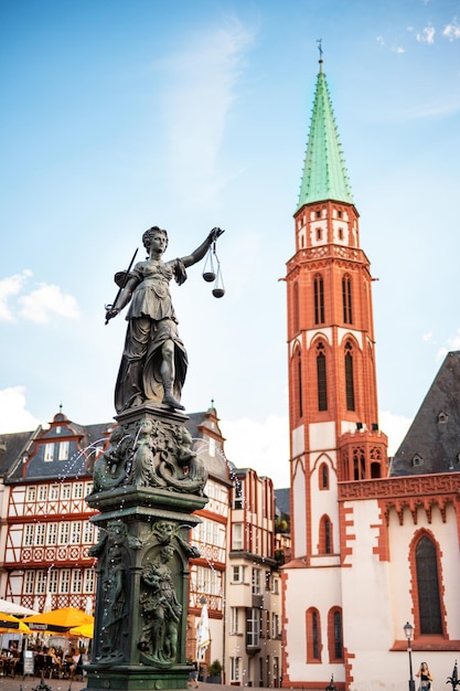 Kostenloses Foto vertikale ansicht des römerbergs in frankfurt deutschland