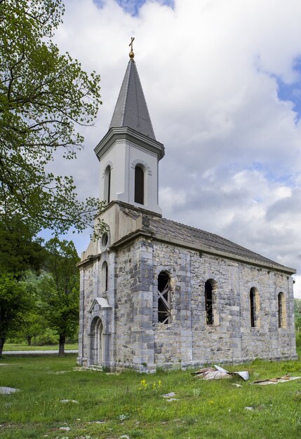 Vertikale Aufnahme einer orthodoxen Kirche in Stikada, Kroatien