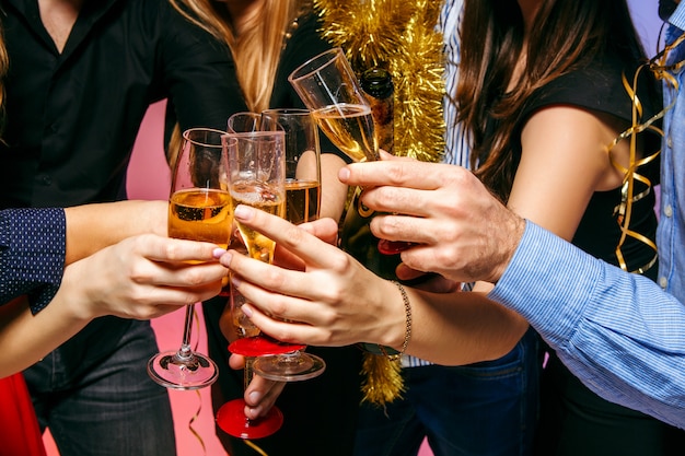 Kostenloses Foto viele junge frauen und männer trinken auf der weihnachtsfeier