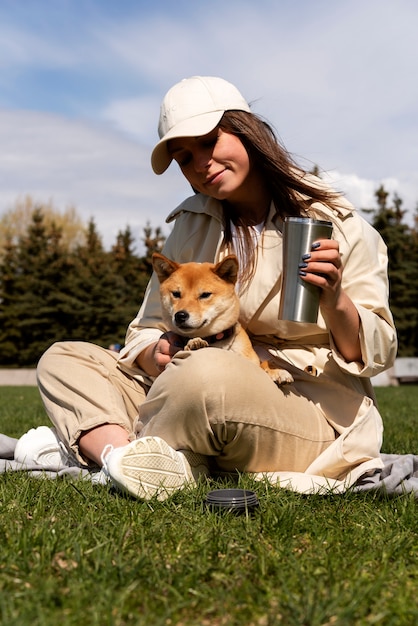 Kostenlose Foto voll erschossene frau mit süßem hund