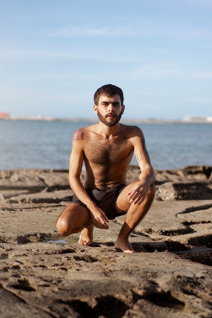 Kostenloses Foto vollbild-mann mit behaarter brust am meer