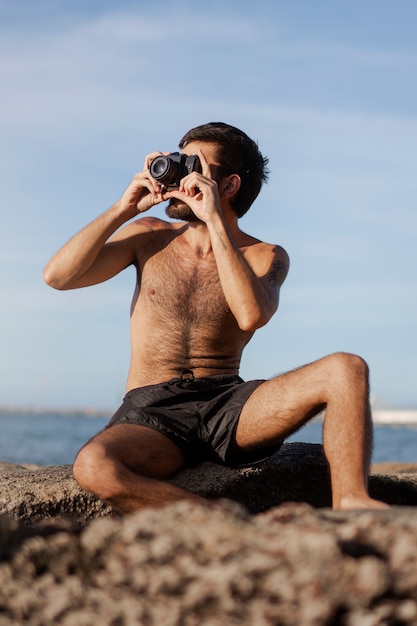 Kostenloses Foto vollbild-mann mit behaarter brust am meer