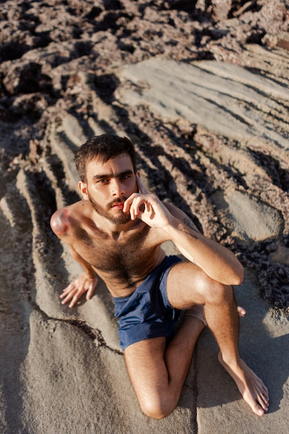 Kostenloses Foto vollbild-mann mit behaarter brust am meer