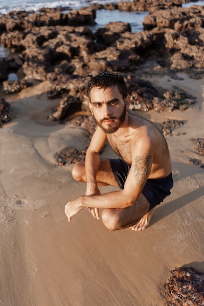 Kostenloses Foto vollbild-mann mit behaarter brust am meer