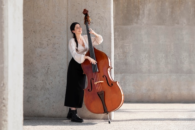 Kostenloses Foto volle frau mit kontrabass