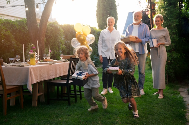 Kostenloses Foto vorderansicht der familie, die geburtstag feiert