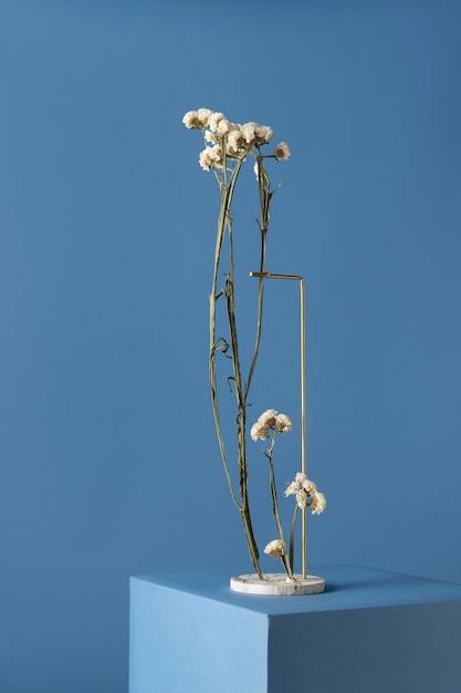 Kostenloses Foto vorderansicht des blumendekors auf einem marmorständer