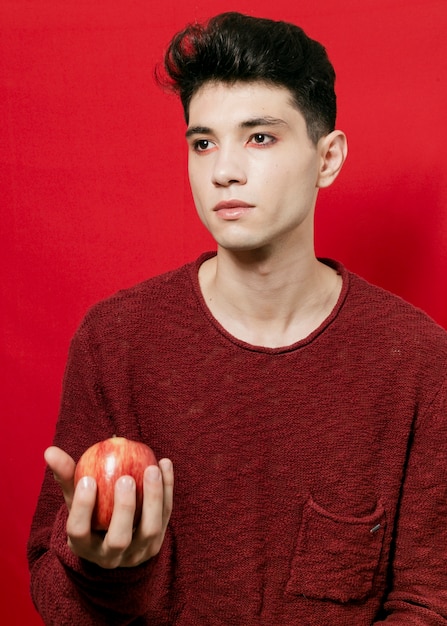 Kostenloses Foto vorderansicht des mannes apfel aufwerfend und halten