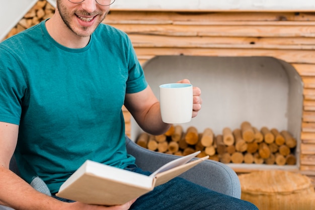 Kostenloses Foto vorderansicht des mannes schale und buch halten