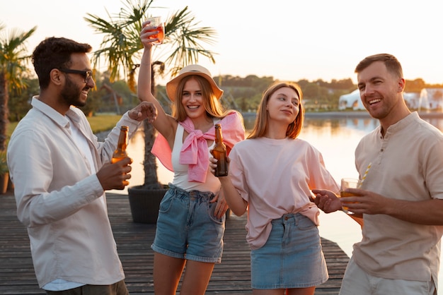 Kostenloses Foto vorderansicht freunde mit köstlichem kombucha im freien