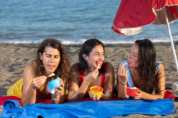 Kostenloses Foto vorderansicht glückliche freunde am meer